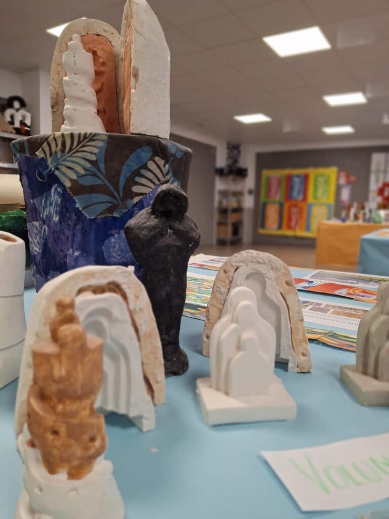 Exposición "Identidad y Fortaleza" del Bachillerato de Artes Colegio Zola Valdemorillo